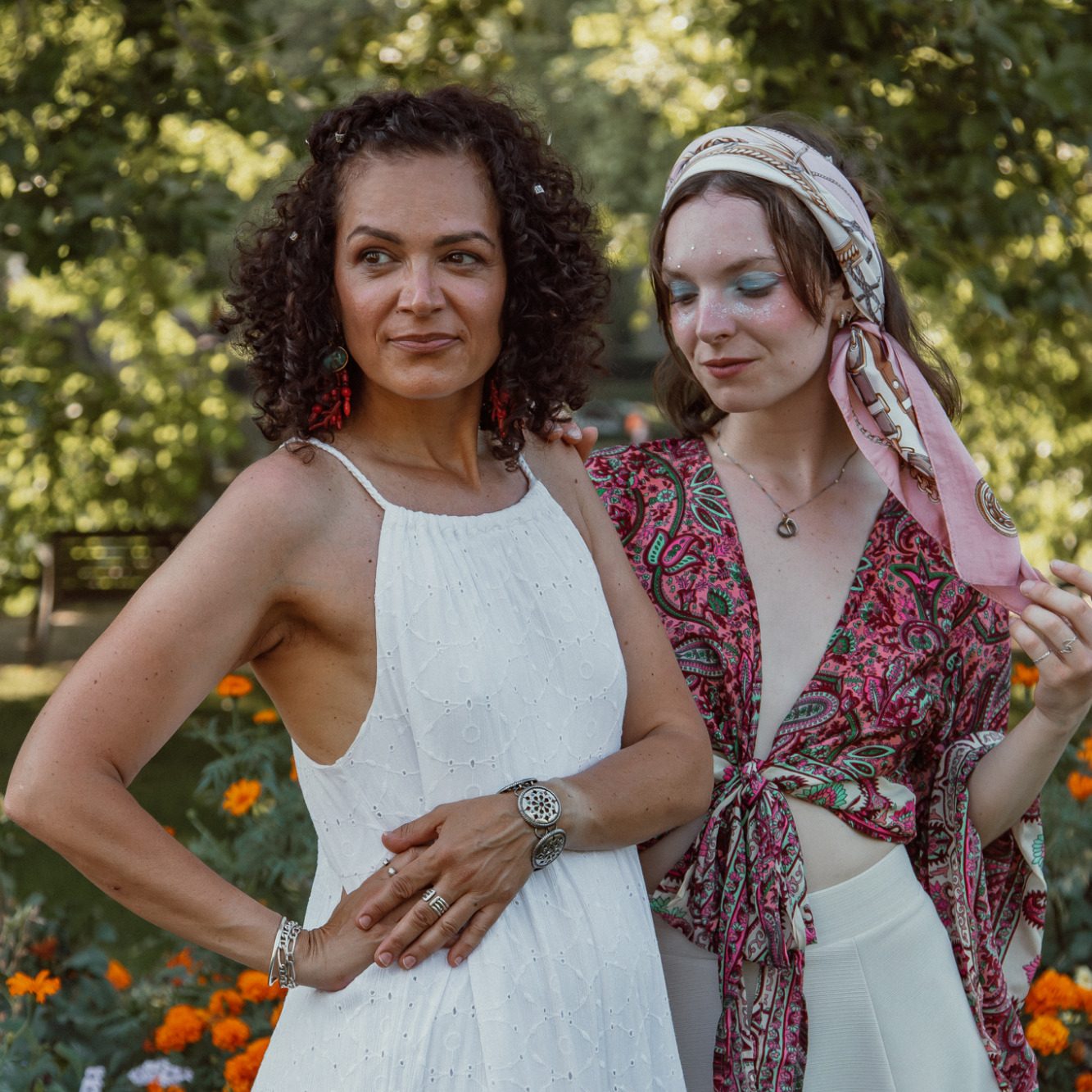 Portrait de femmes dans un jardin
